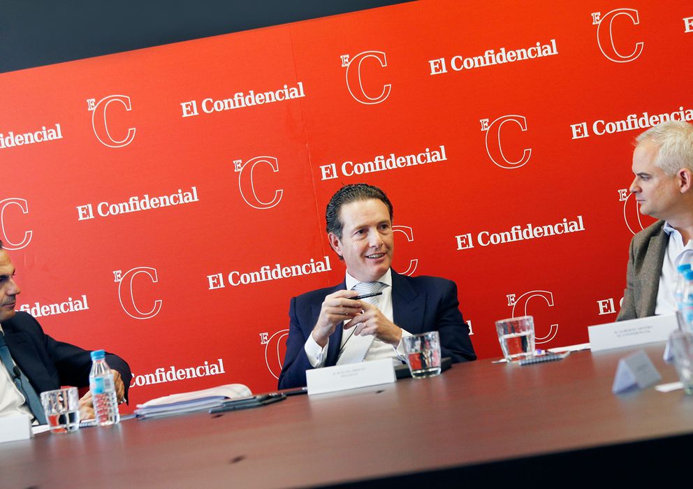 Foto: Manuel Díaz, socio de PwC (izq.) y Rafael Prieto, presidente de ANFAC y Peugeot España (c.). (E. Villarino)