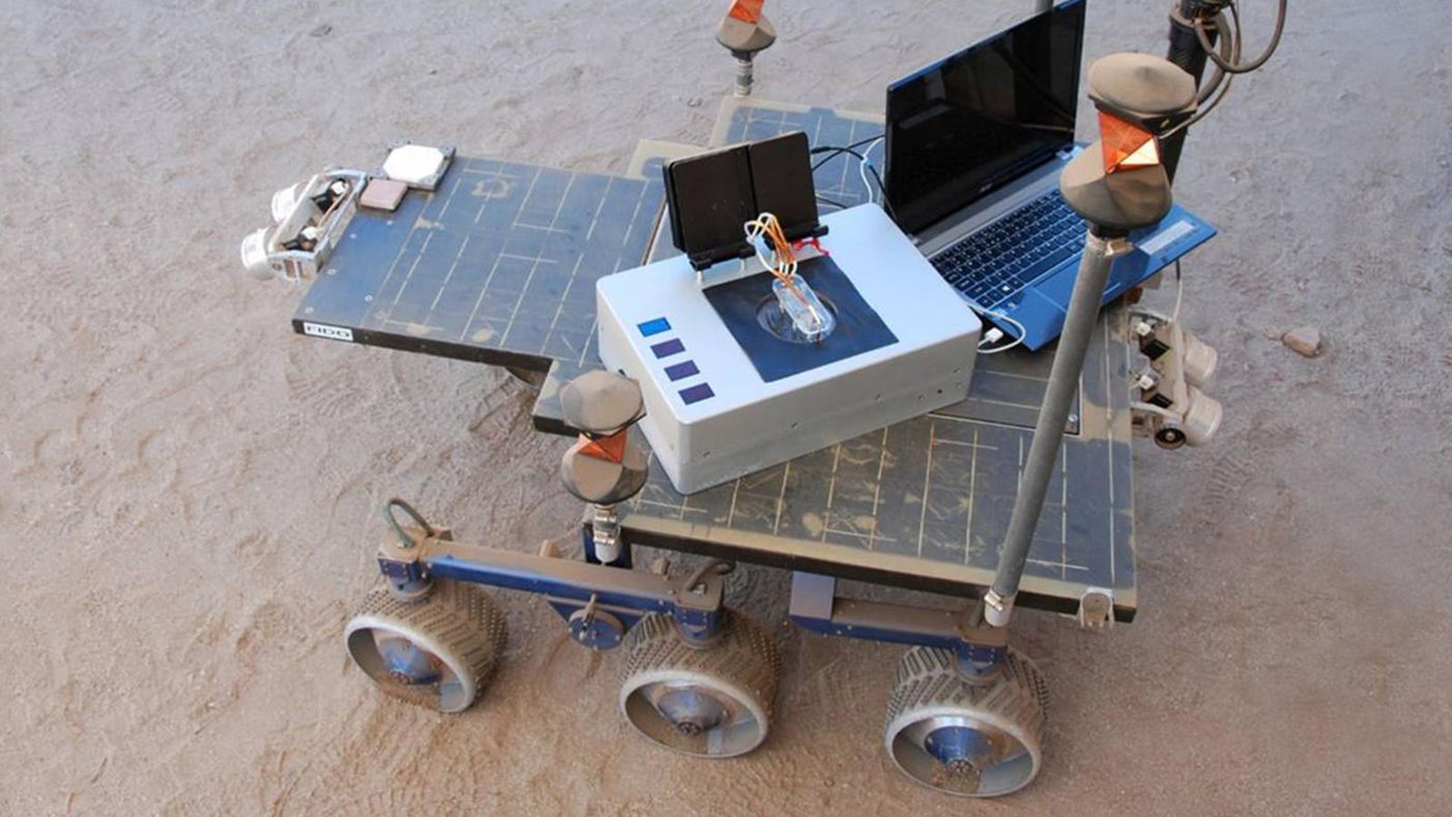 Foto: El dispositivo desarrollado en el JPL sobre un 'rover' de prueba. (NASA/JPL)