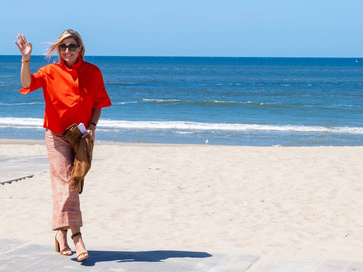 Foto: La reina Máxima, en la playa de Texel. (Cordon Press)