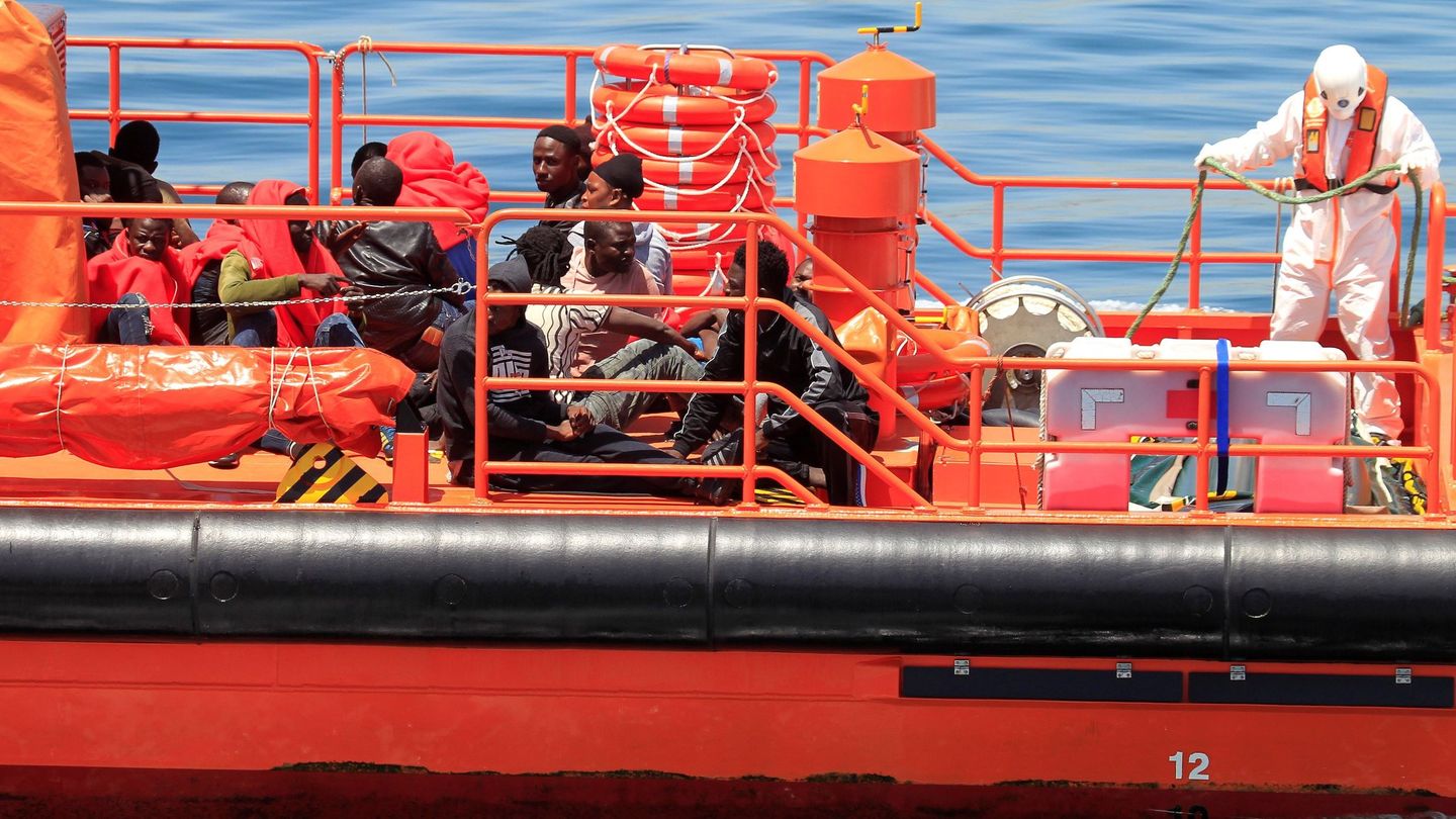 Imigrantes rescatados de una patera cerca de Gibraltar. (EFE)