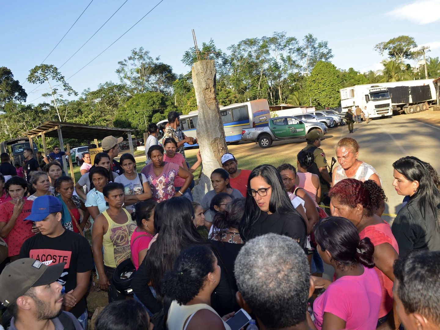 Parientes y amigos de los presos esperan este lunes, frente a la cárcel de Altamira, en el estado de Pará (Brasil). (EFE)