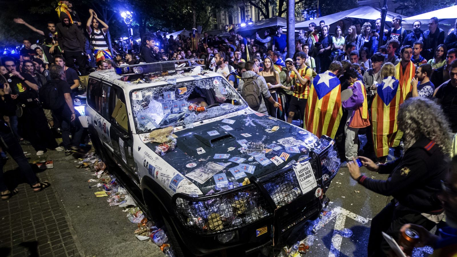 Foto: Aspecto de uno de los coches de la Guardia Civil que realizaban un registro con motivo del 1-O en la sede de la consellería de Economía de la Generalitat. (EFE)