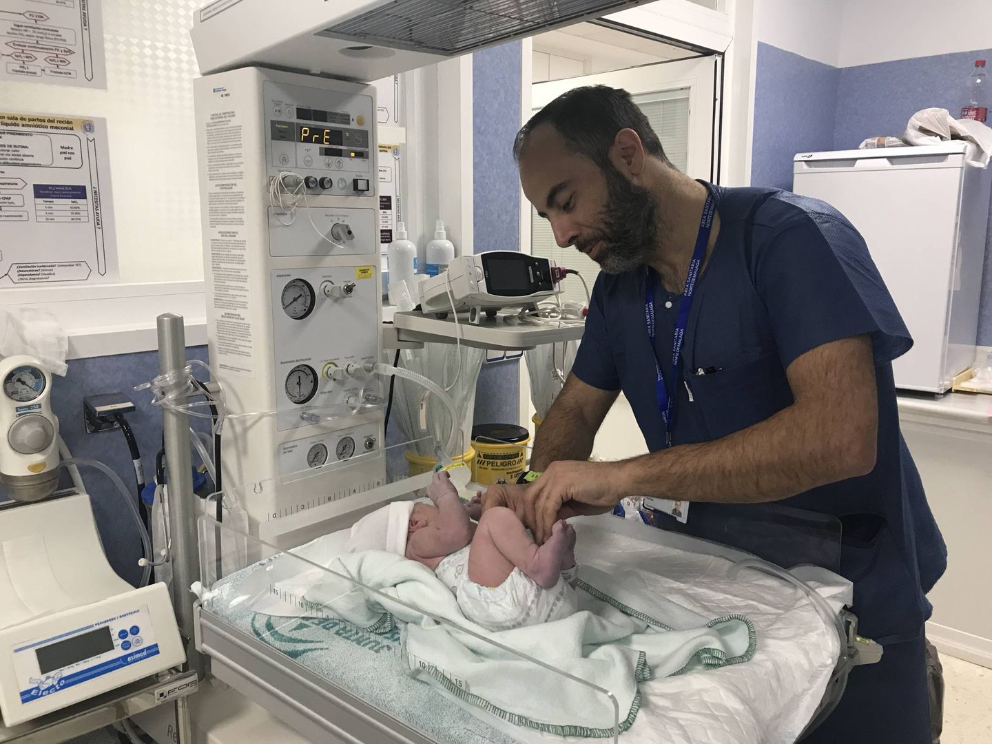 Daniel López, con un bebé recién nacido en el Hospital Materno Infantil de Málaga. (EC)