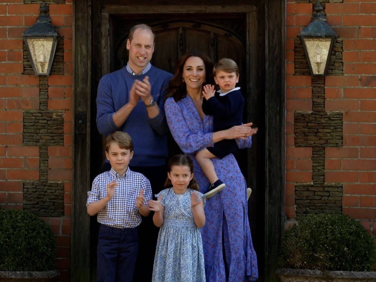 Foto: Los duques de Cambridge, con sus hijos. (BBC)