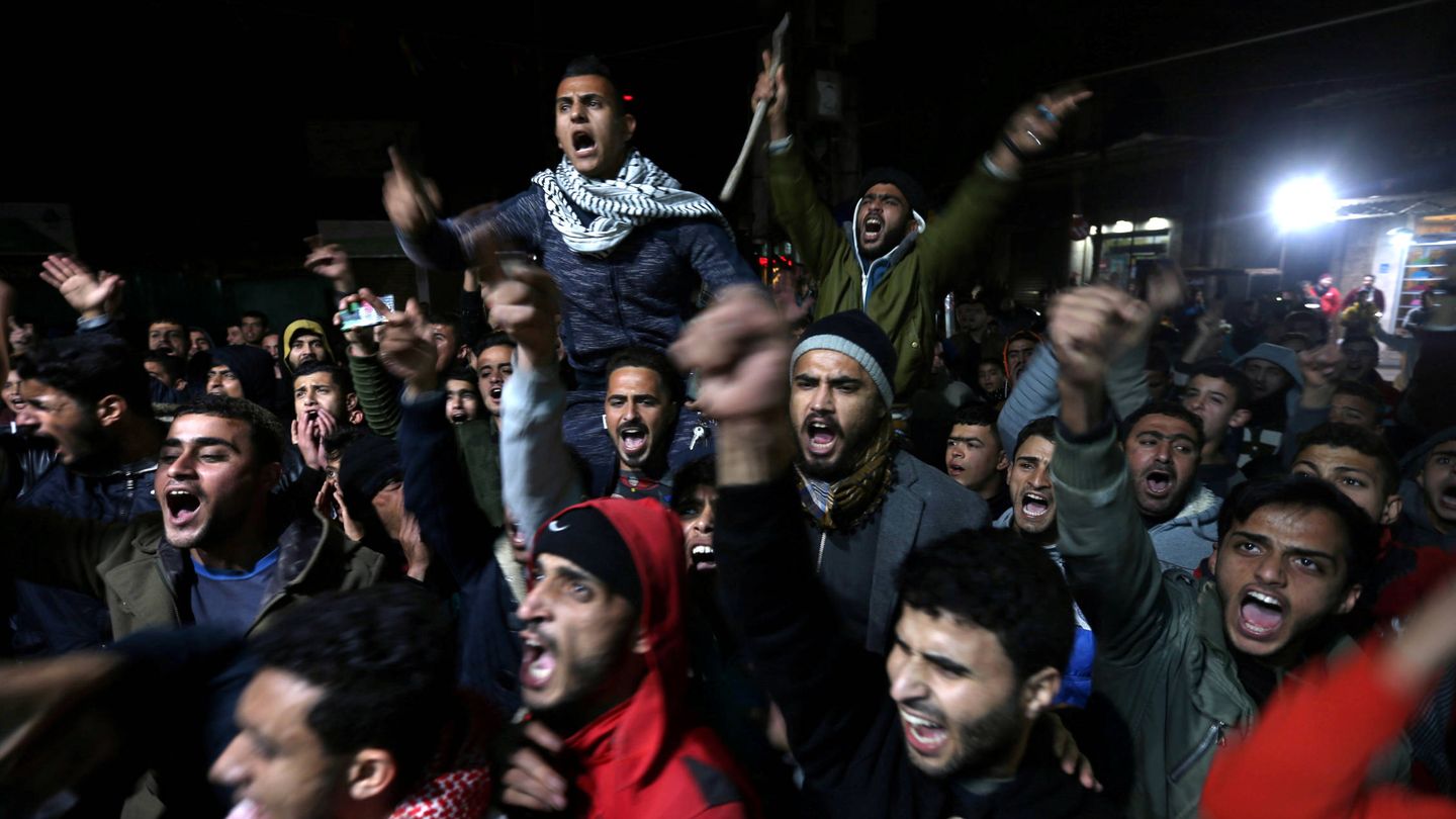 Palestinos reaccionan al discurso de Trump en Khan Younis, en la Franja de Gaza. (Reuters)
