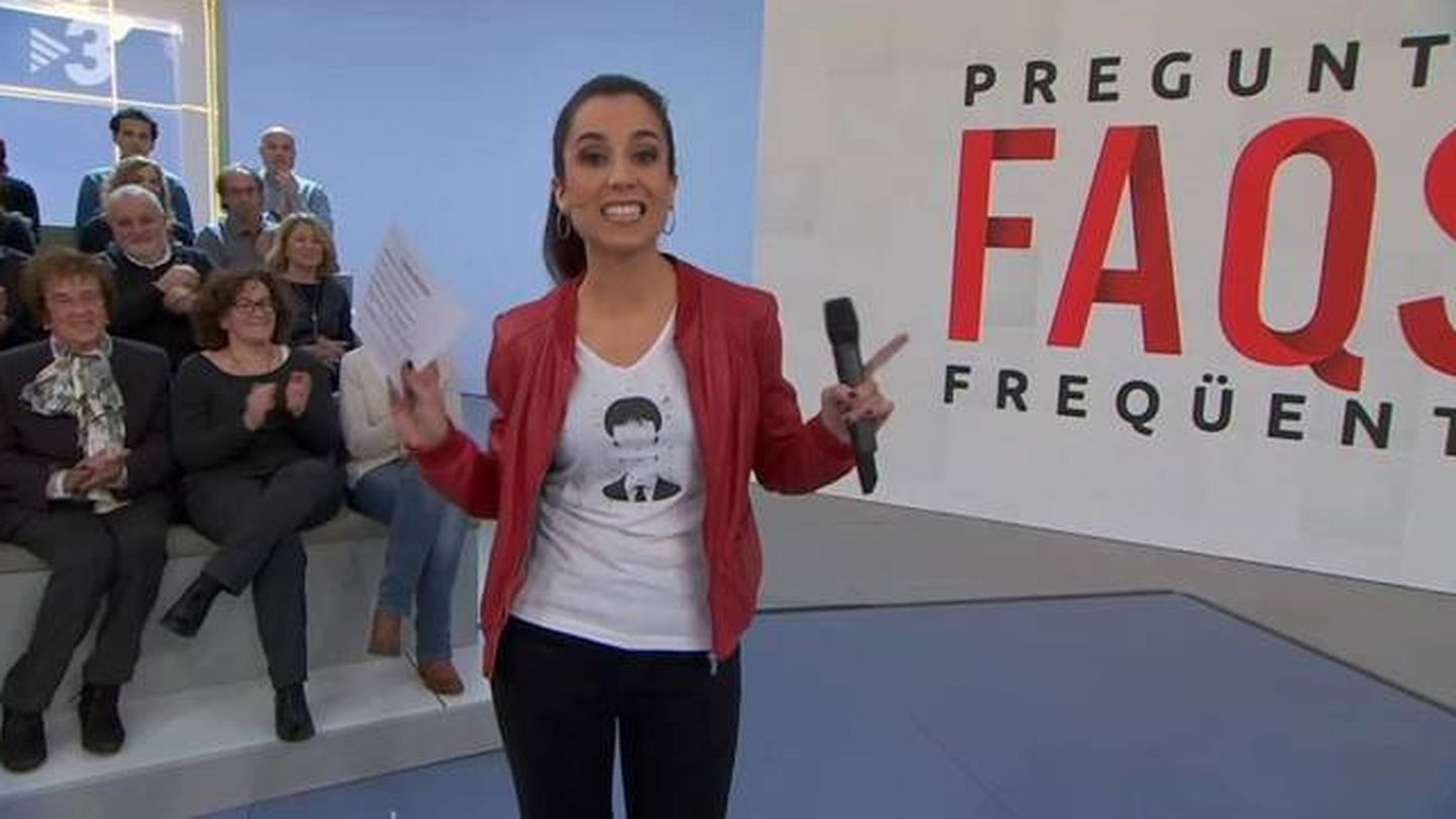 Laura Rosel con una camiseta de Puigdemont, en 'Preguntes freqüents'. (CCMA).