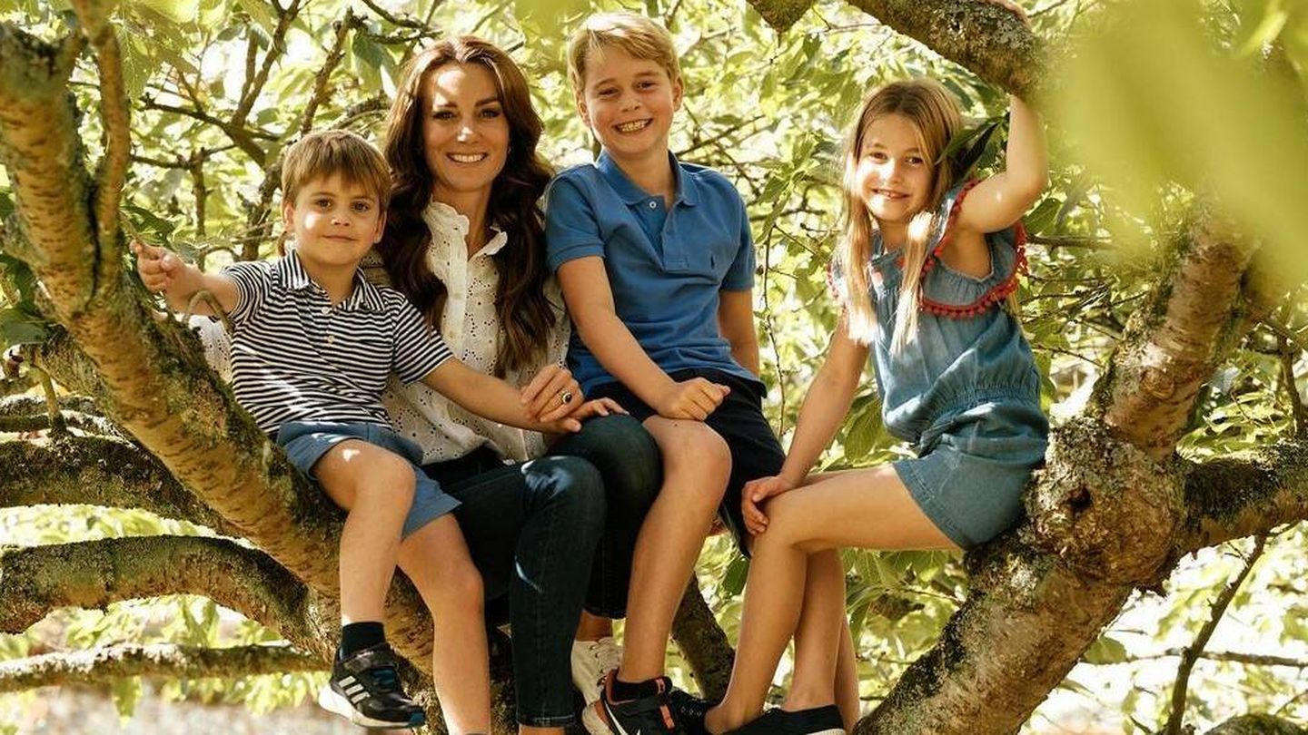 Kate Middleton con sus hijos. (Foto: @mattporteous/ Kensington Palace)