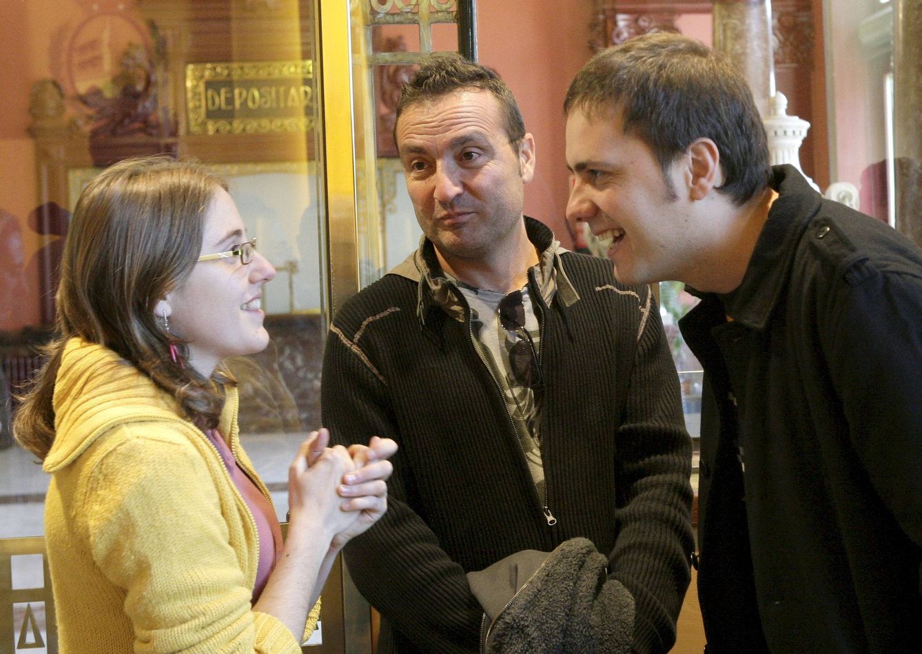 El escritor vasco Kirmen Uribe (d),  poeta valenciano Carlos Marzal y la poetisa catalana Laia Noguera, en 2009 (EFE)
