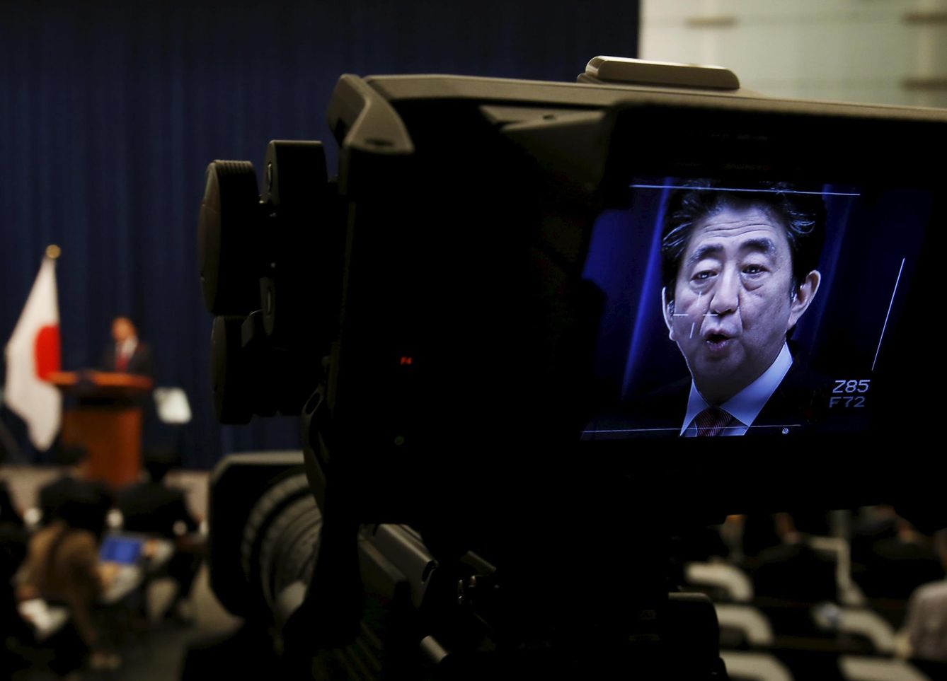 Una cámara muestra la imagen del primer ministro japonés durante una conferencia en Tokio. (Reuters)