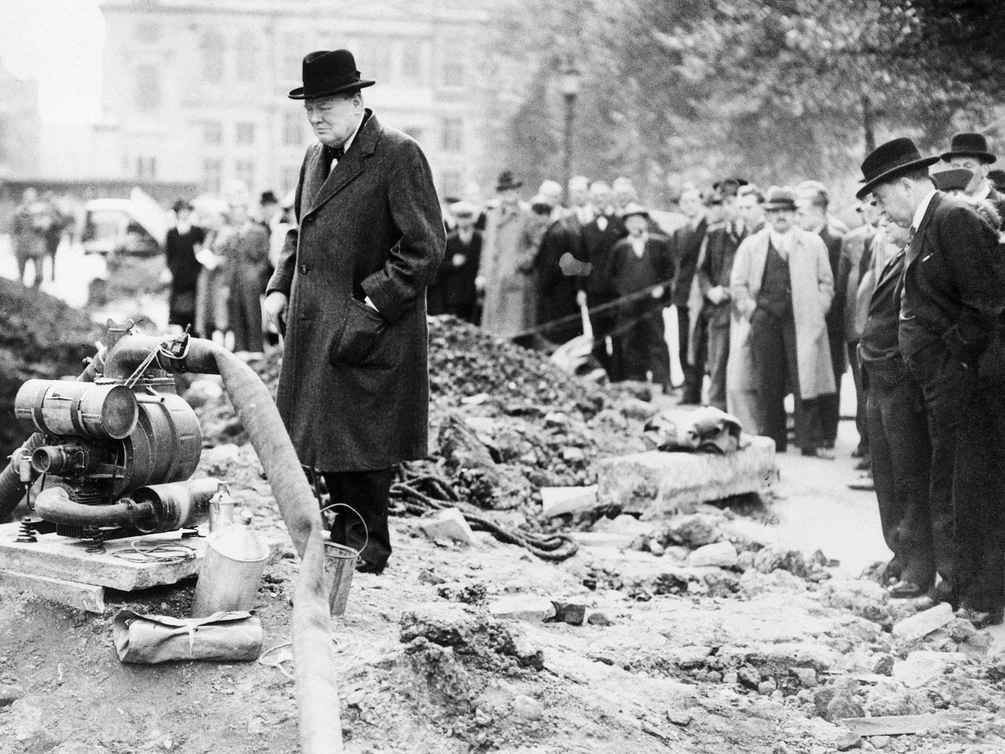 Winston Churchill, durante la II Guerra Mundial, inspeccionando el cráter causado por una bomba el 30 de septiembre de 1940. (EFE)