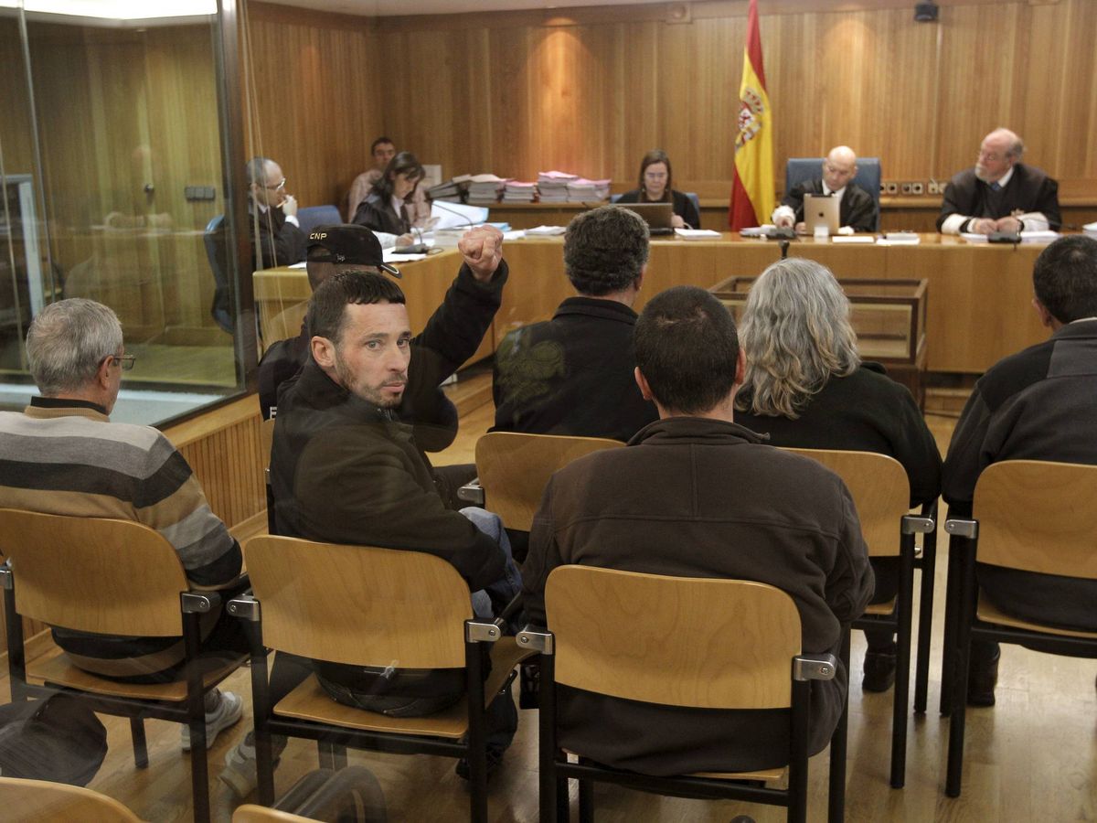 Foto: Xurxo García Vidal (levantando el puño), con otros miembros de los Grapo, durante un juicio en la Audiencia Nacional. (EFE/Emilio Naranjo)