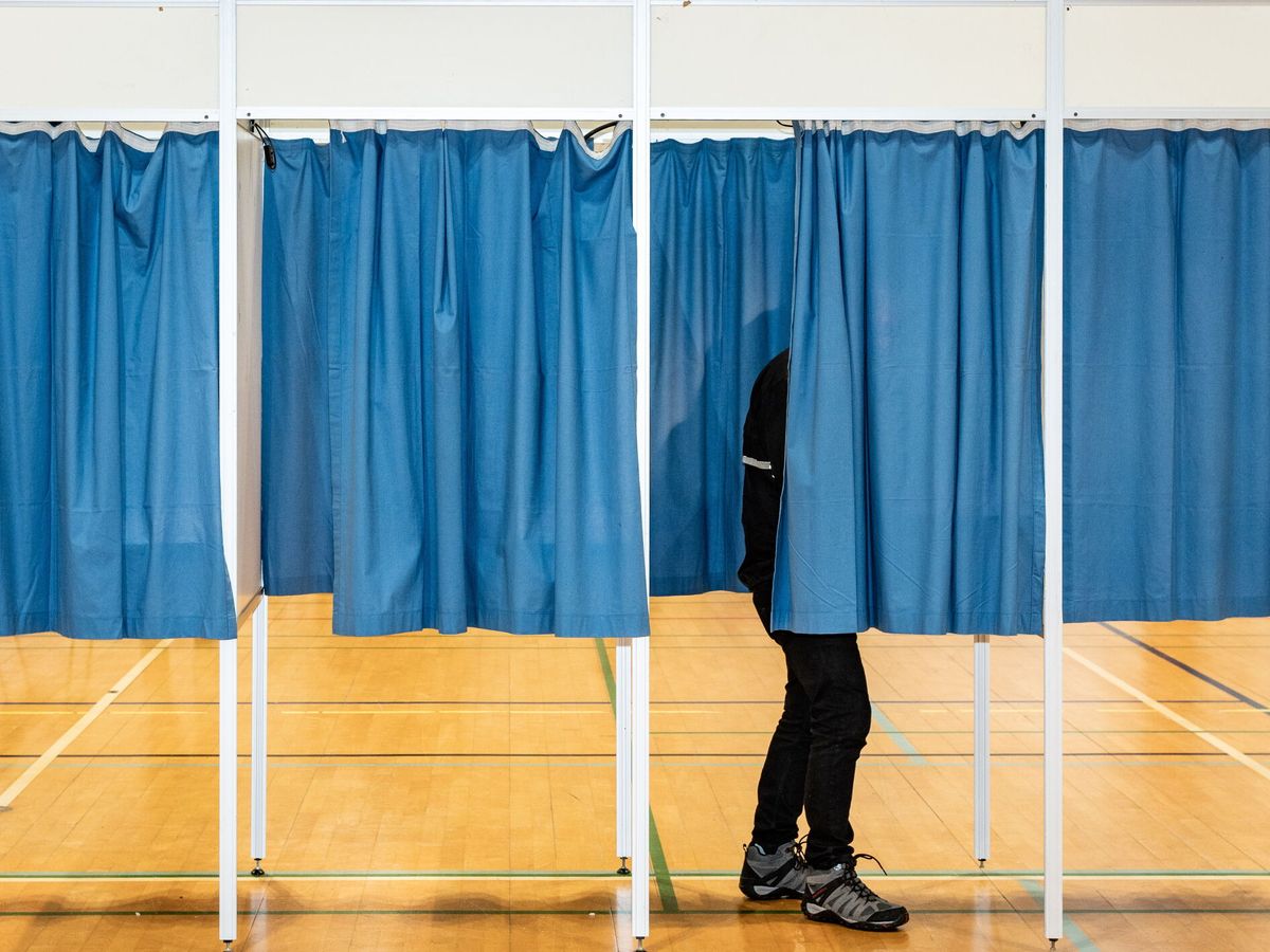 Foto: Una persona prepara su voto en el interior de una cabina electoral en Birkeroed, Dinamarca. (EFE/EPA/Emil Helms)