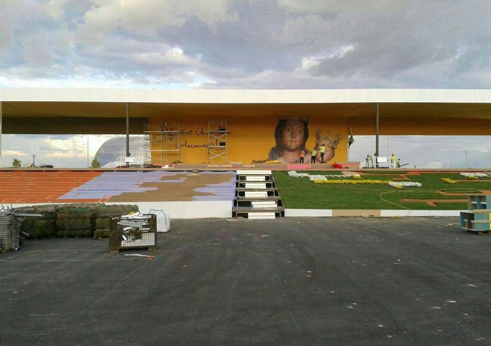 Foto: El escenario preparado para la ceremonia en Valdebebas (EC).
