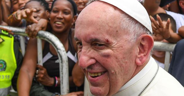Foto: El papa Francisco saluda a los fieles congregados en Cartagena, donde se golpeó la cara. (EFE)