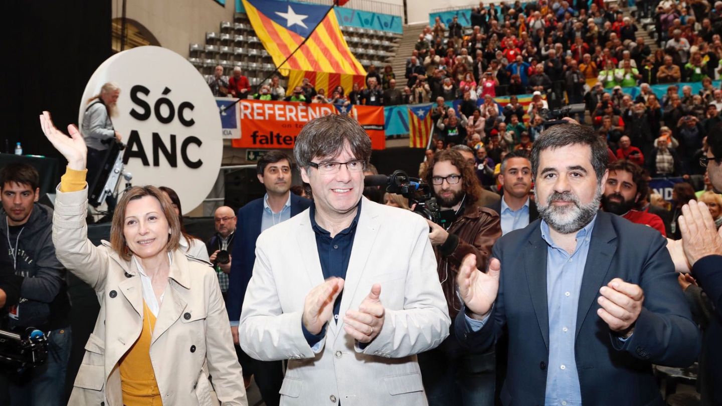 Carles Puigdemont (c) junto al presidente de la entidad soberanista, Jordi Sànchez (d) y Carme Forcadell (i). (EFE)