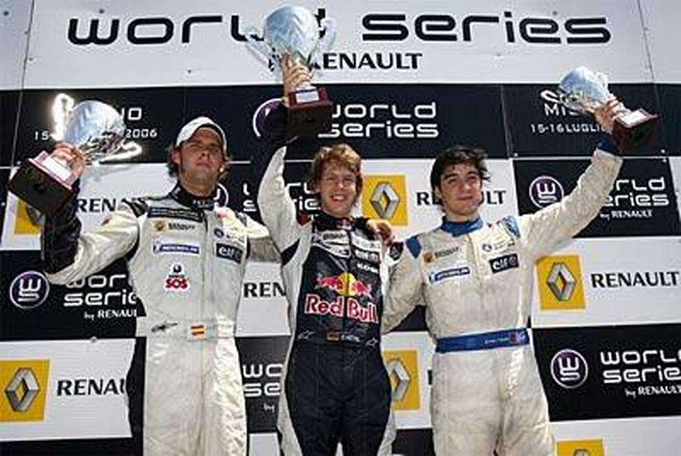 Soucek (izq.) junto a Vettel en un podio de las World Series by Renault.