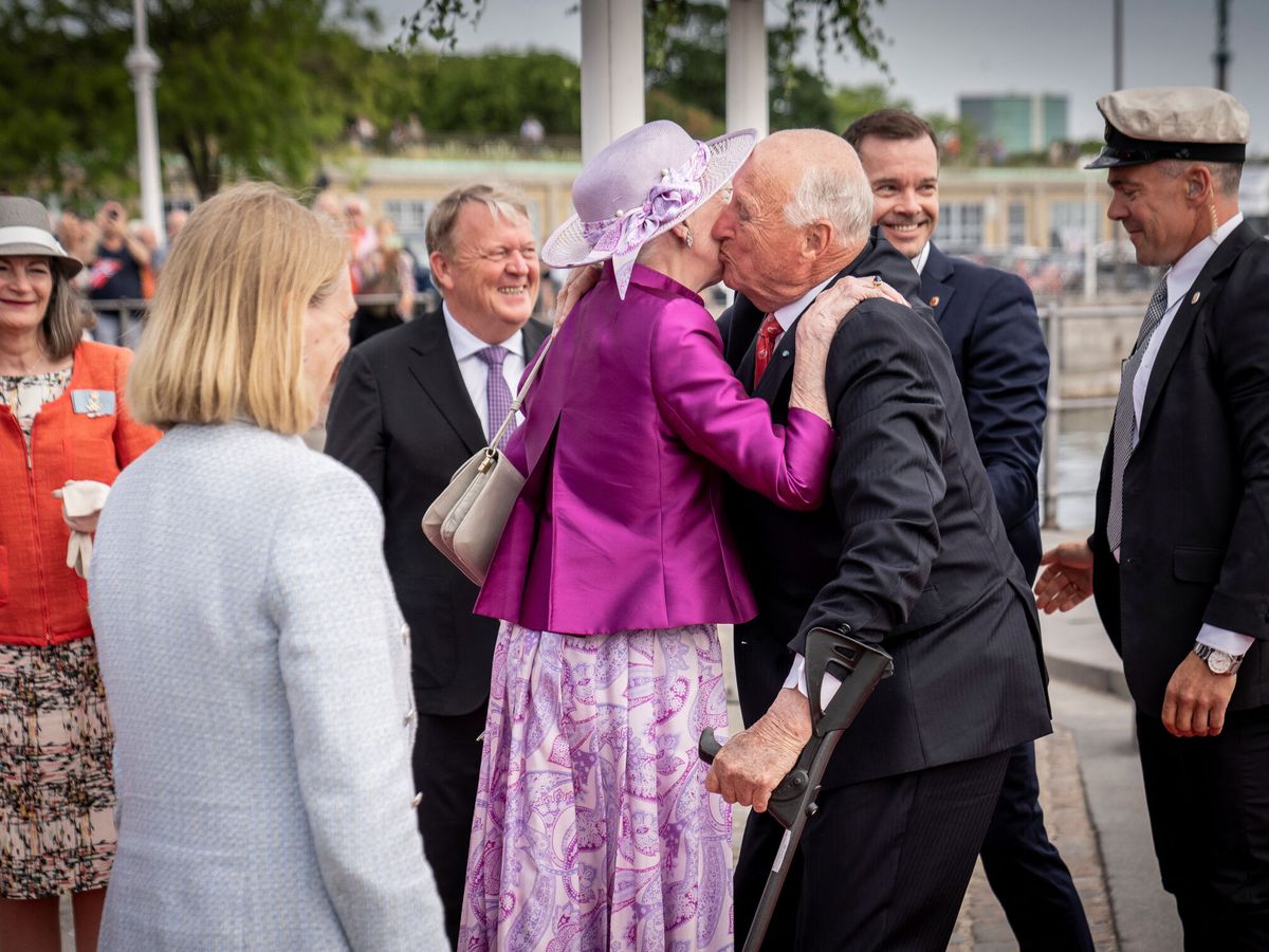 Foto: Harald y Sonia de Noruega visitan a Margarita de Dinamarca, con susto incluido. (Reuters)