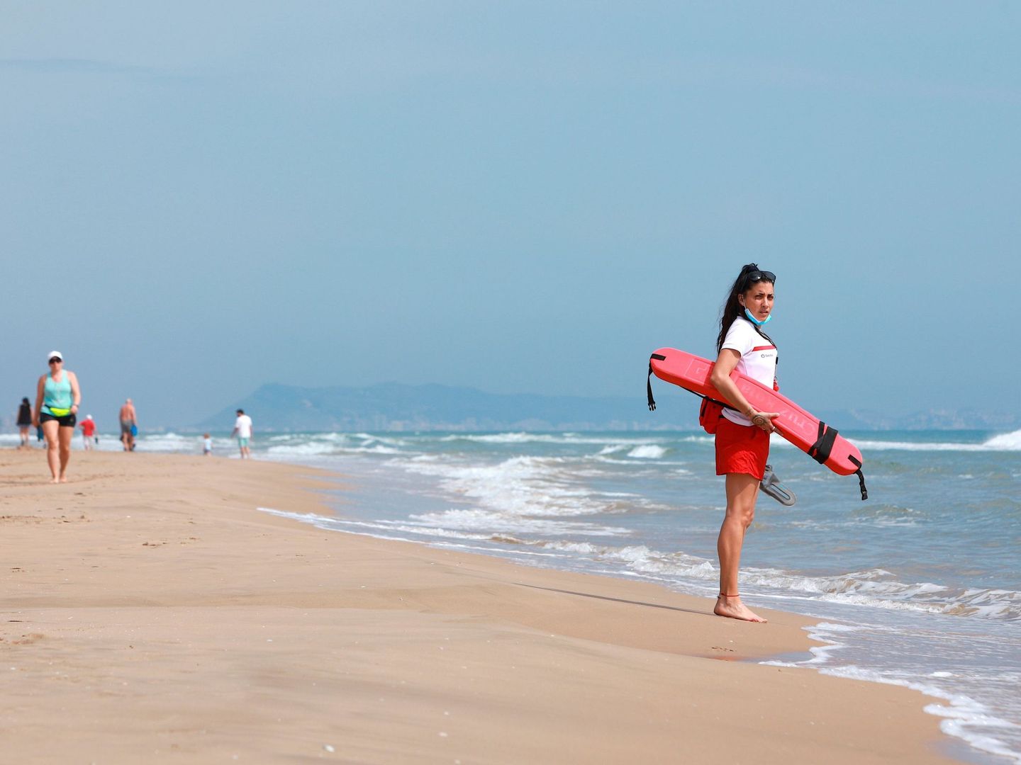 Una socorrista, en la playa de Gandía. (EFE)
