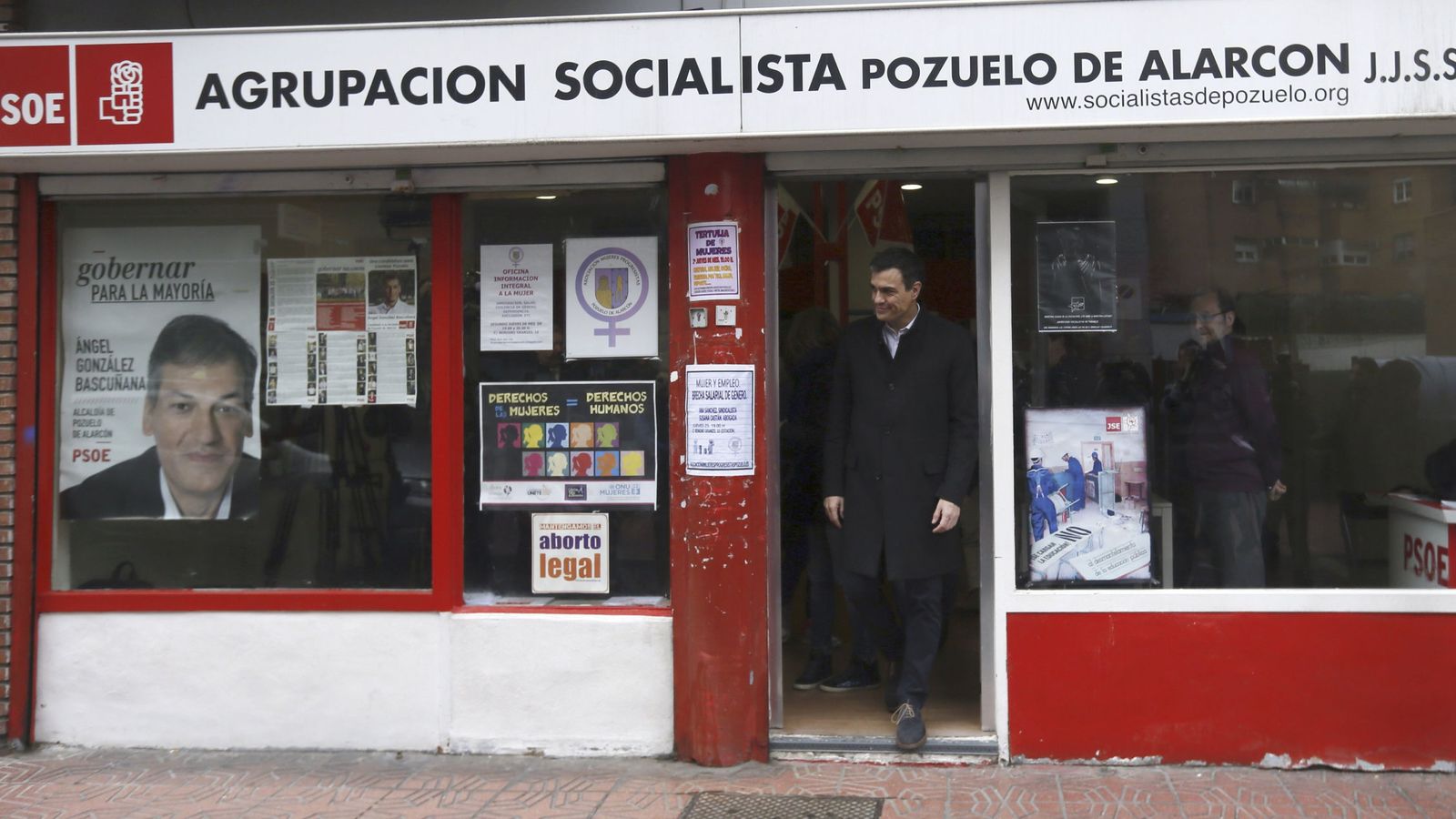 Foto: Pedro Sánchez sale de la agrupación socialista de Pozuelo de Alarcón, en Madrid, este 27 de febrero, tras votar en la consulta. (EFE)
