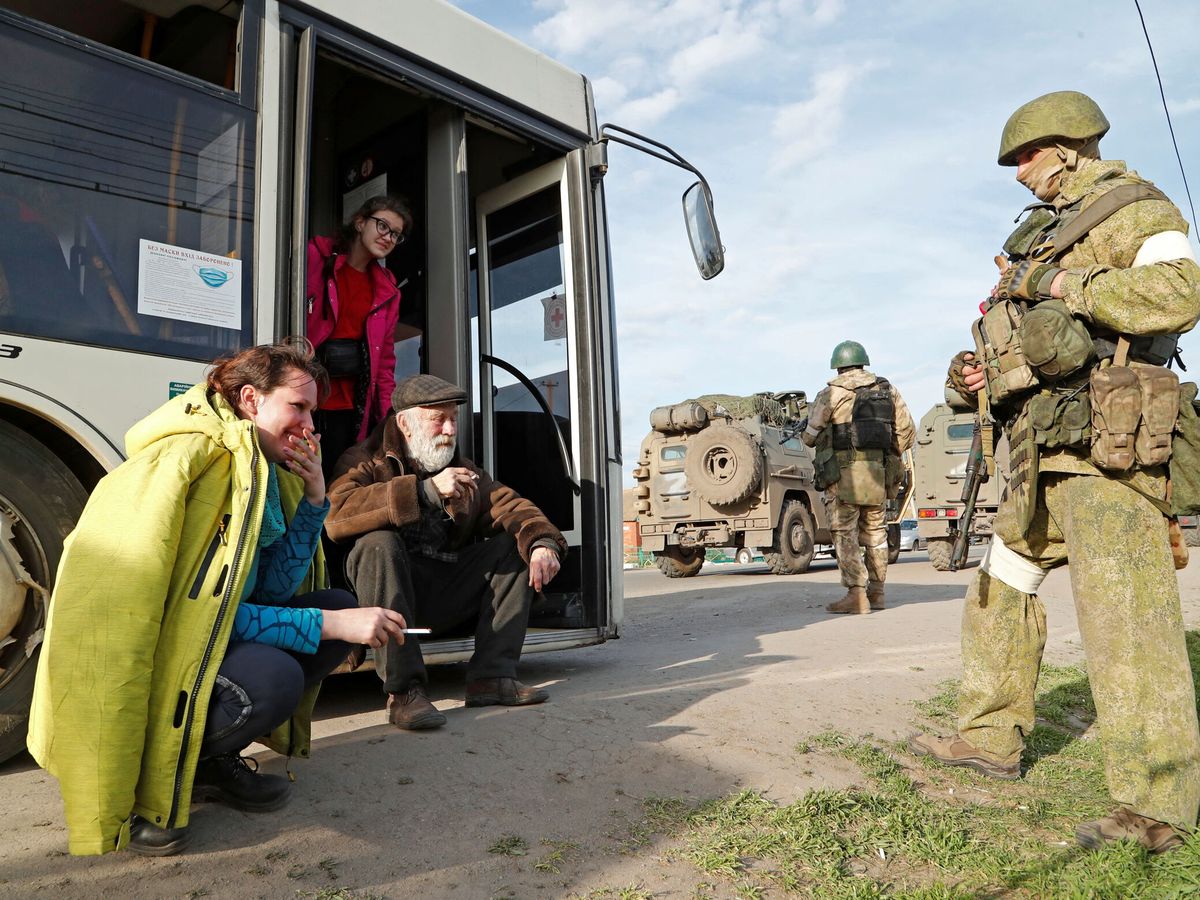Foto: Los primeros evacuados desde la acería de Azovstal. (Reuters/REUTERS Alexander Ermochenko)