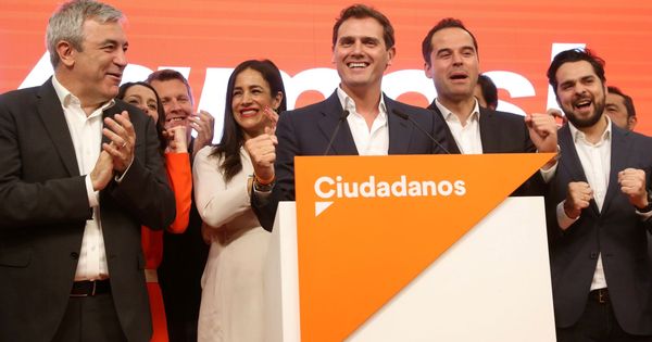 Foto: El líder de Ciudadanos, Albert Rivera (c), con el resto de su equipo durante su comparecencia en la sede del partido. (EFE)