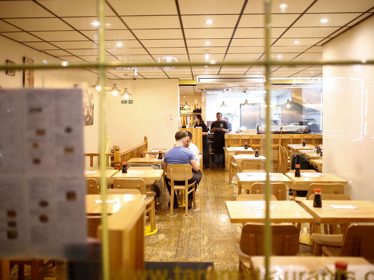 Foto: Restaurante prácticamente vacío debido al covid-19 (Reuters)