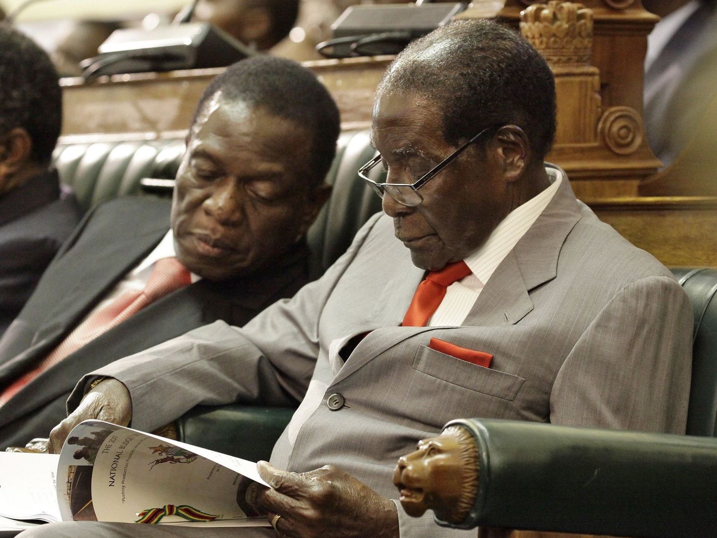 Emmerson Mnangagwa (izda.) junto a Mugabe, en diciembre de 2016. (Reuters)