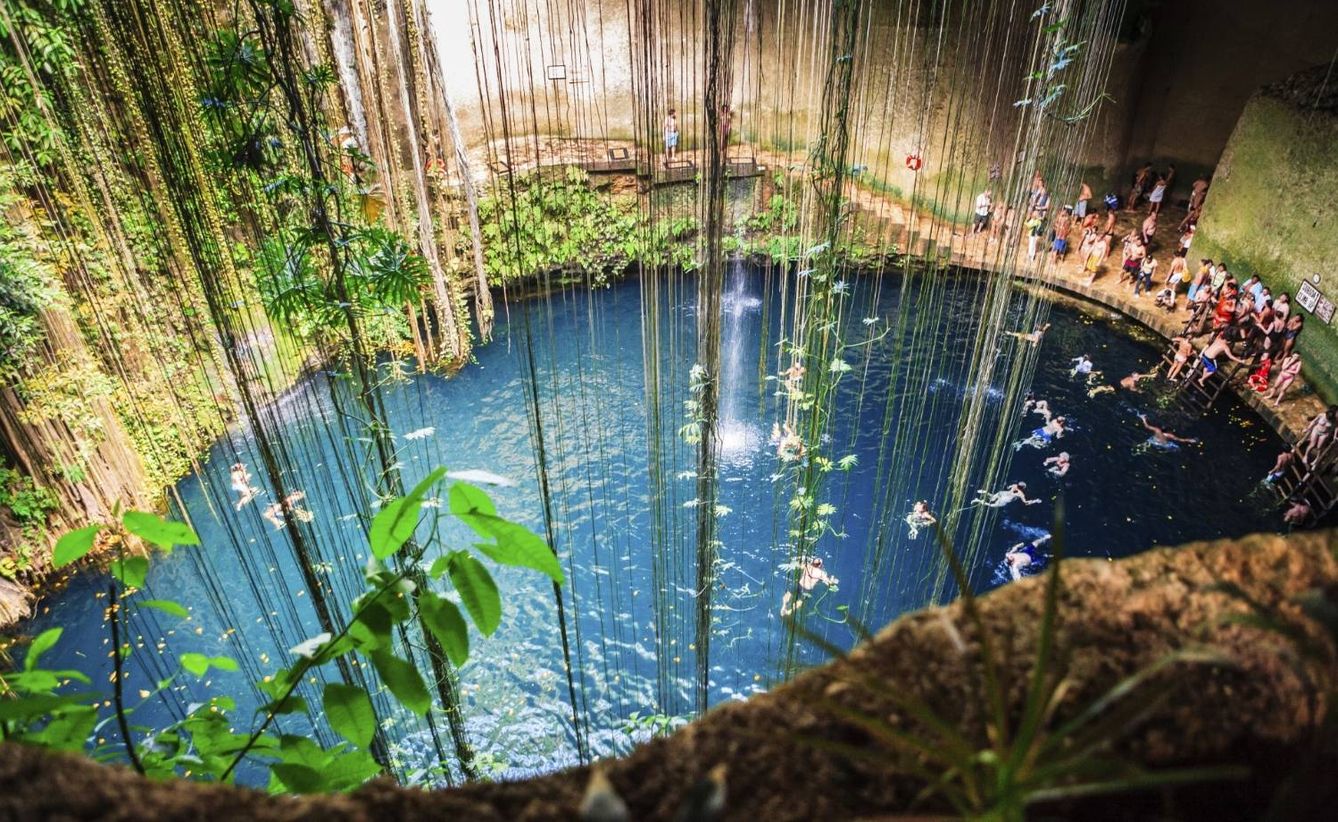 Los turistas pueden saltar a las cristalinas aguas de los cenotes mexicanos