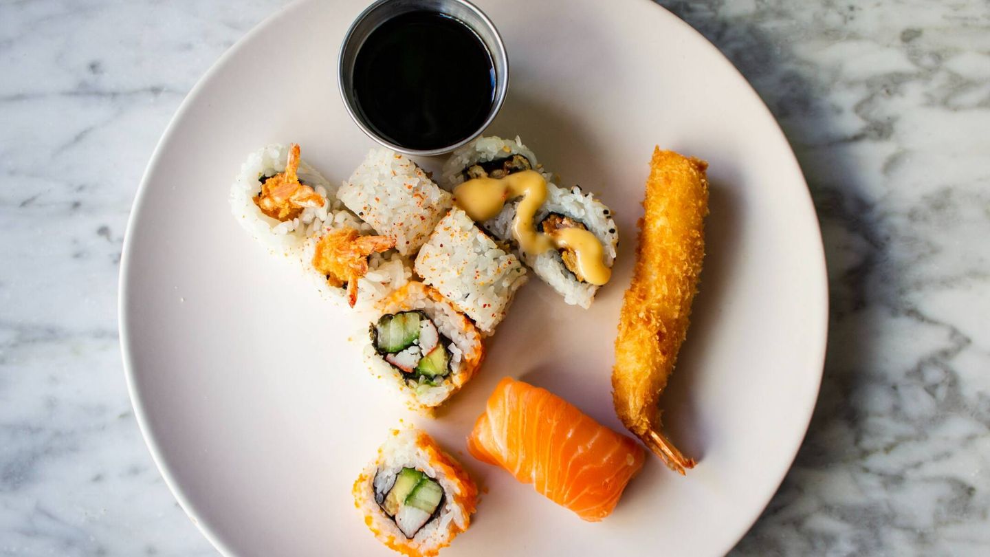 El sushi combina arroz de alto índice glucémico con vinagre. (Unsplash/Louis Hansel)