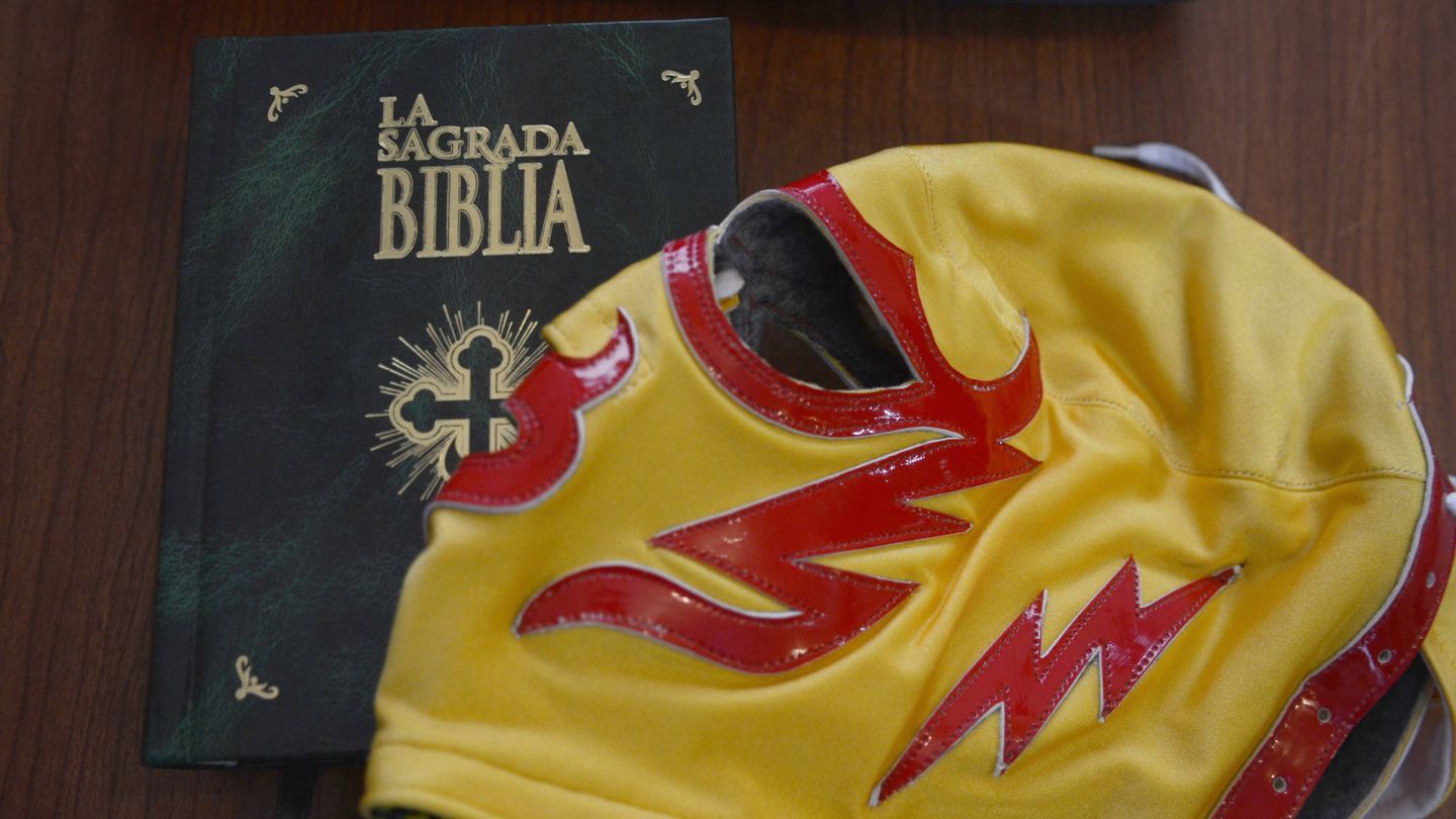 La Biblia y una de las máscaras de Fray Tormenta. (E. Vaquerizo)
