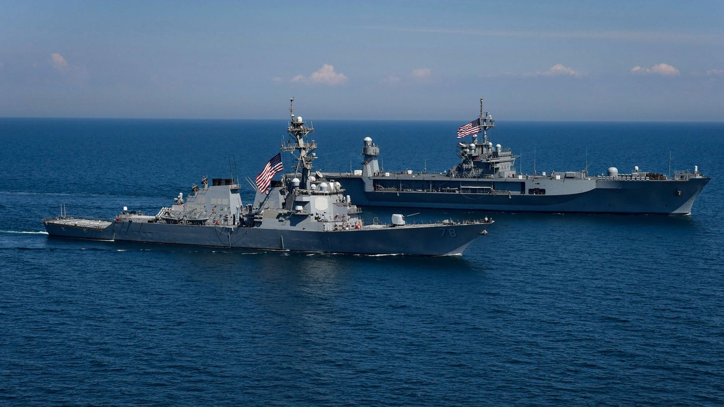 Buques de guerra estadounidenses navegando (Reuters) 