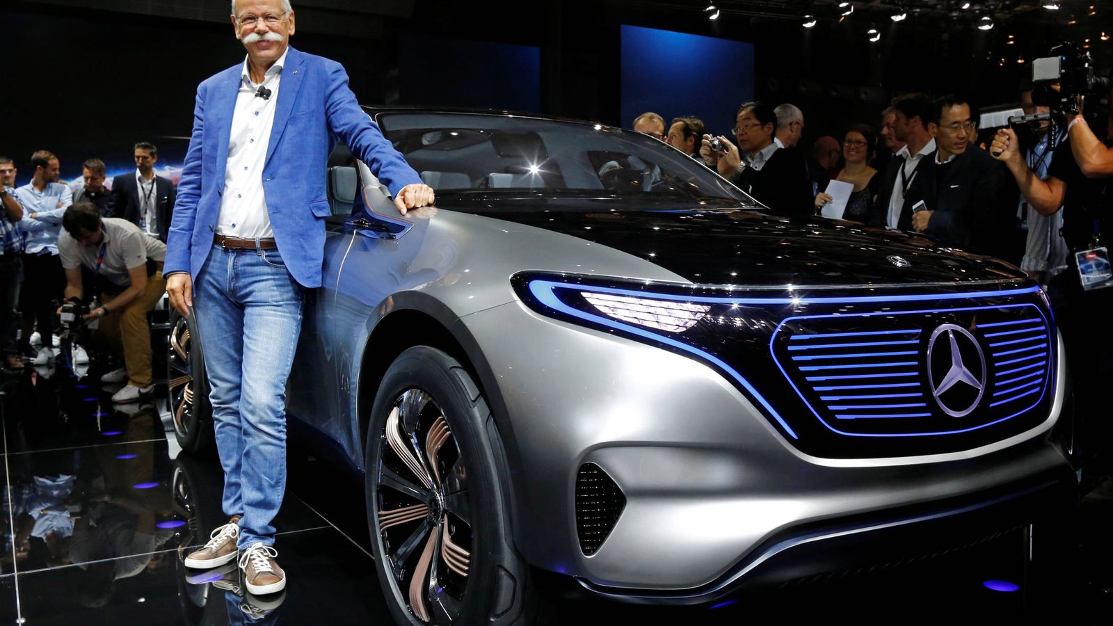 Foto: Dieter Zetsche, CEO de Mercedes-Benz, posa frente al Mercedes EQ. (Reuters)