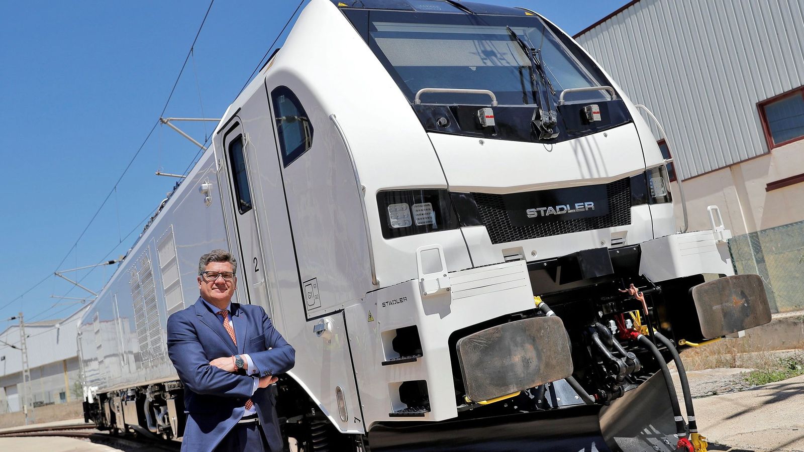 Foto: El presidente de Stadler Valencia, Íñigo Parra, con una de las locomotoras de la planta valenciana. (EFE)