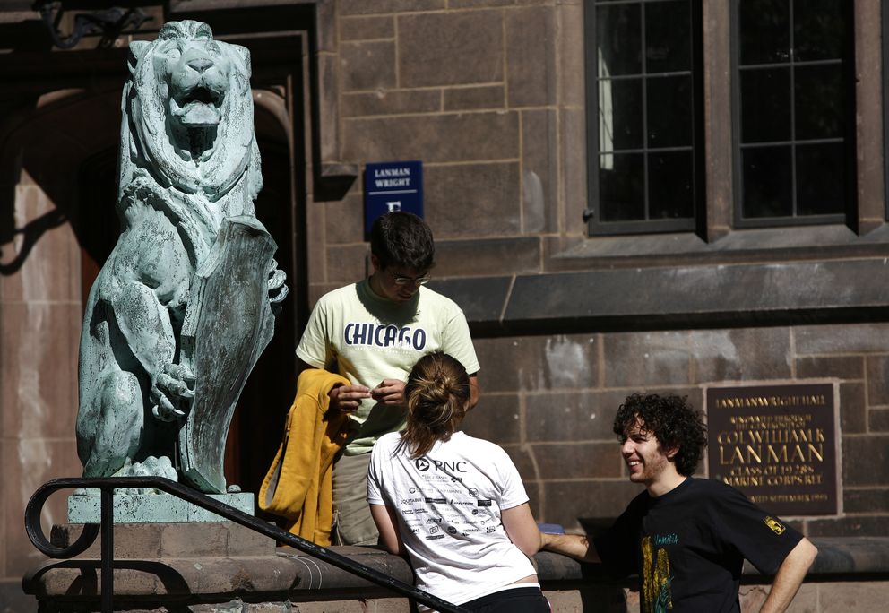 Estudiantes en la entrada de un dormitorio universitario en la Universidad de Yale, en New Haven (Reuters).
