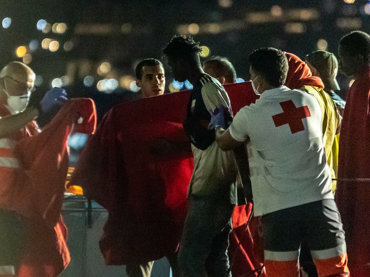 Foto: Salvamento Marítimo rescata un cayuco con 140 personas al sur de Gran Canaria. (Europa Press)