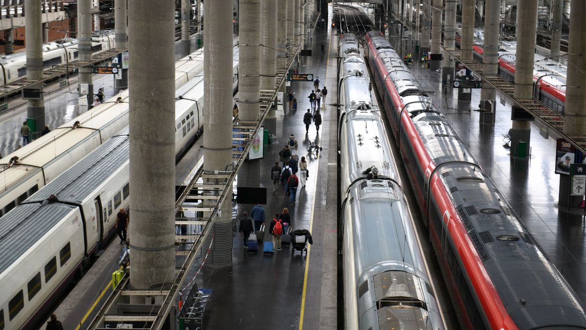 El enésimo altercado de Cercanías en Madrid: retrasos de una hora y viajeros por las vías