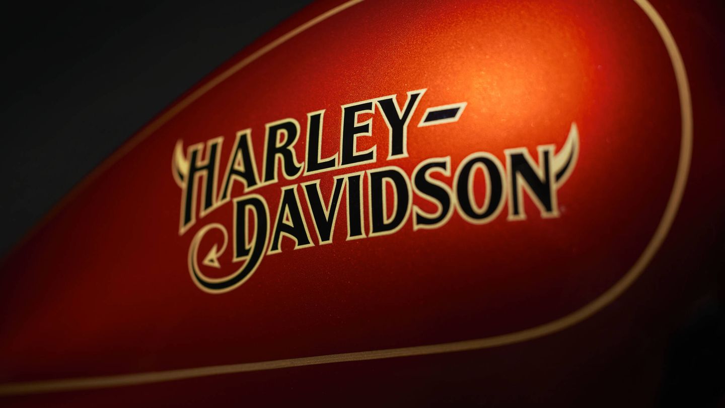 La Harley-Davidson Low Rider El Diablo ha sido pintada a mano.
