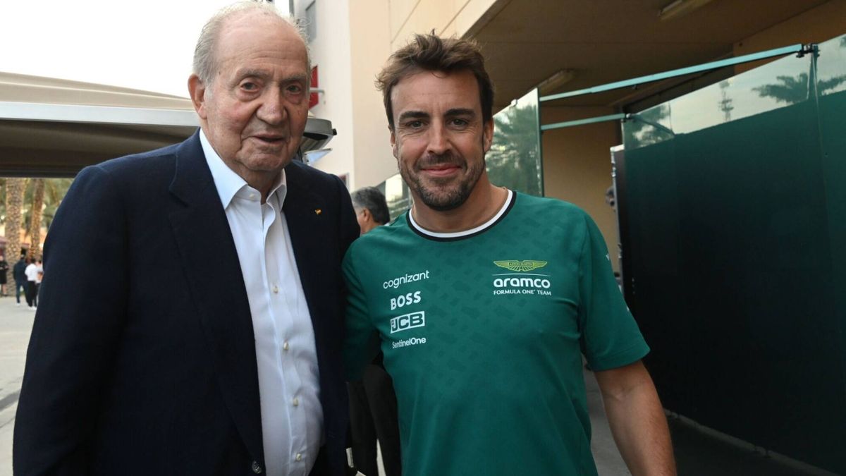 Don Juan Carlos, junto a Alonso en la Fórmula 1 mientras se da el último adiós a su sobrino