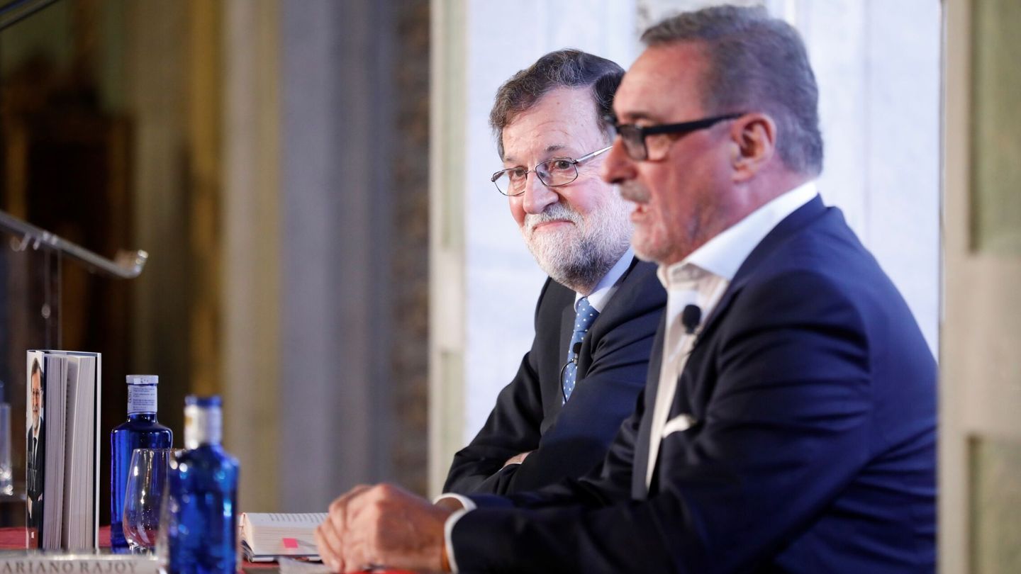 Mariano Rajoy, acompañado por el periodista Carlos Herrera. (EFE/David Fernández)