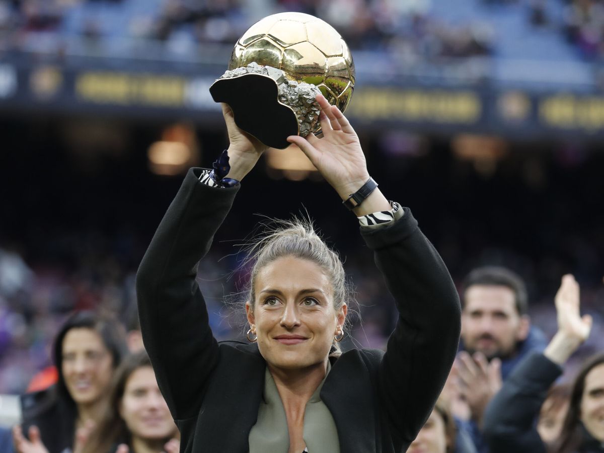 Foto: La española enseña el Balón de Oro en el Camp Nou. (Reuters/Nacho Doce)