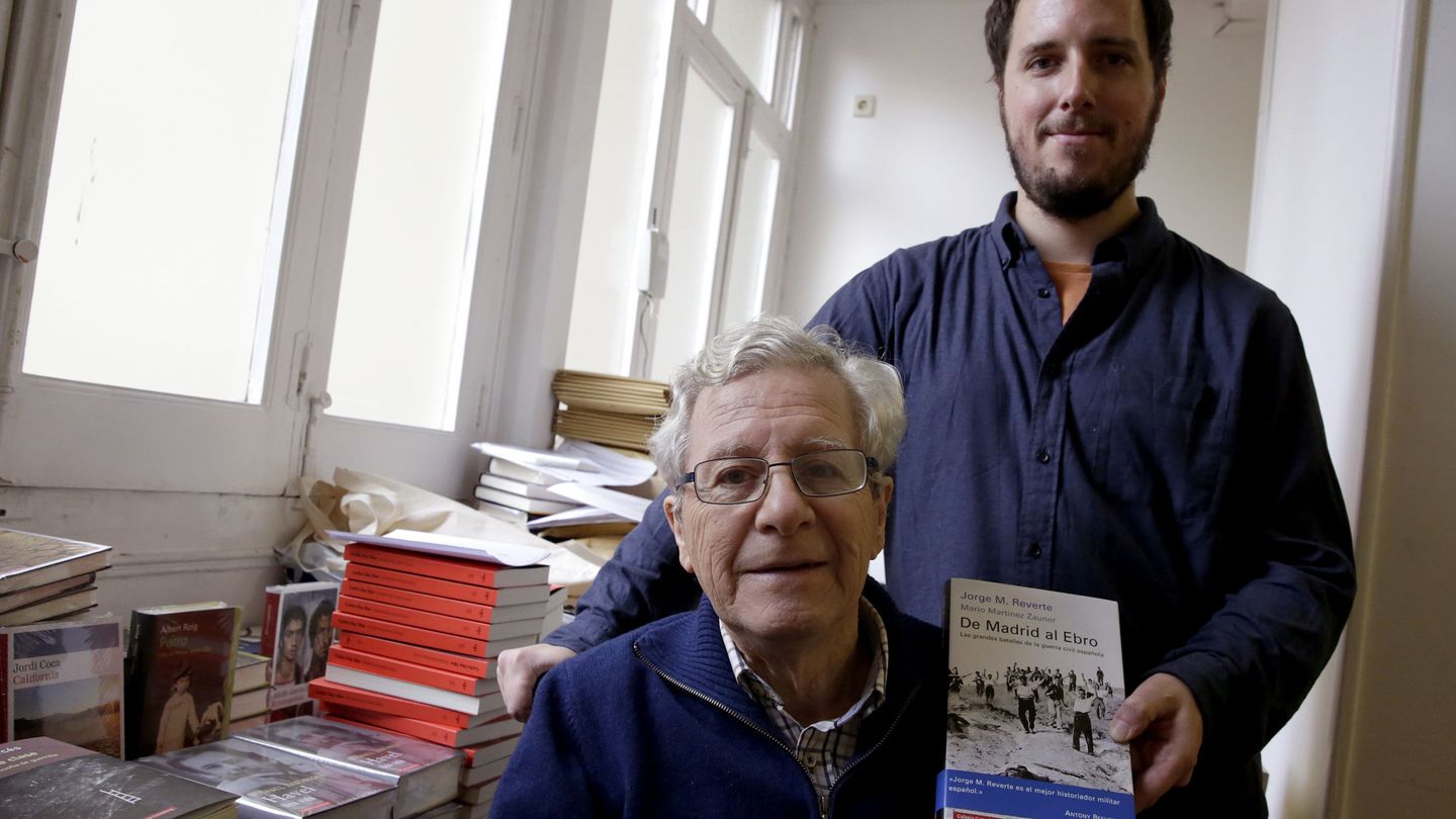 Los historiadores Jorge M. Reverte (i) y Mario Martínez Zauner (d), posan antes de presentar su libro 'De Madrid al Ebro. Las grandes batallas de la Guerra Civil'. (EFE) 