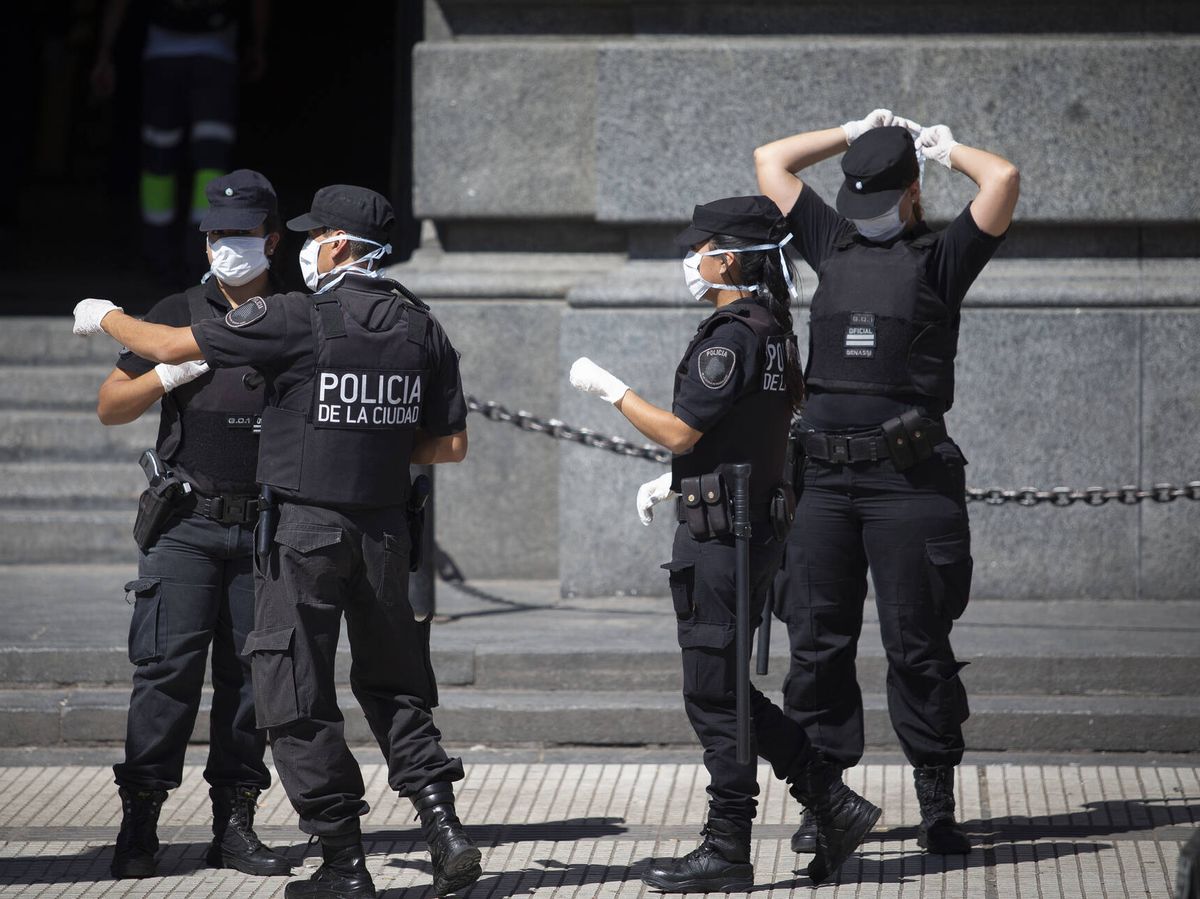 Foto: Agentes policiales en Buenos Aires (iStock)