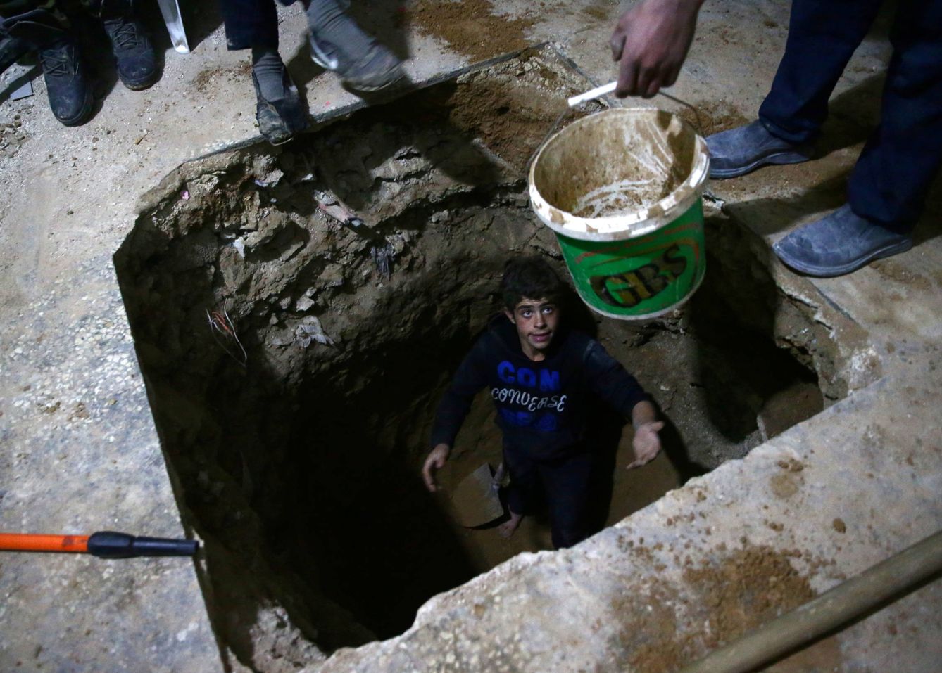 Un hombre excava un refugio bajo su casa en Hamouriyeh, Guta Oriental, el 21 de febrero de 2018. (Reuters)