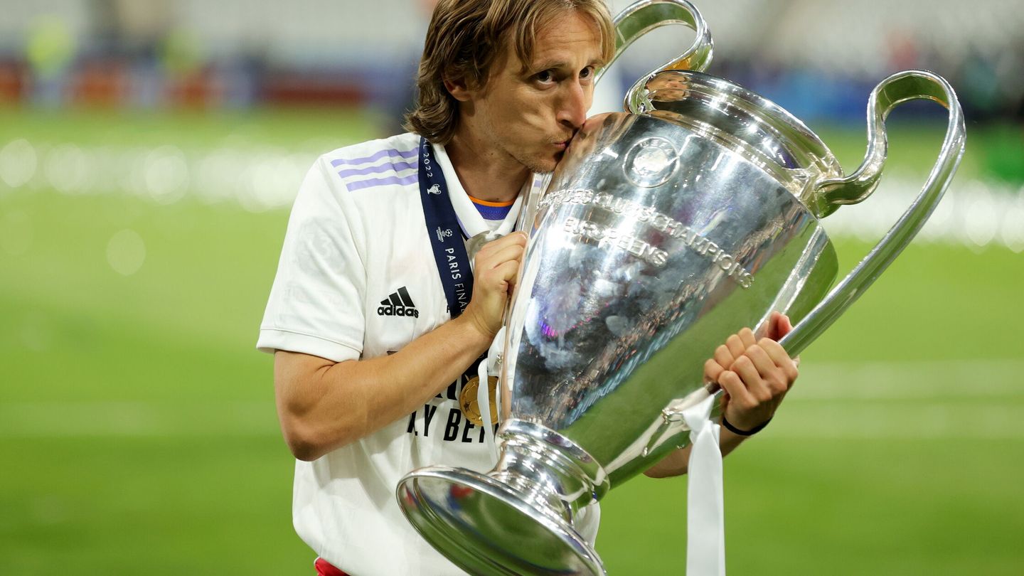 Luka Modric besa el trofeo de la Champions ganado en París. (EFE/EPA/Friedemann Vogel) 