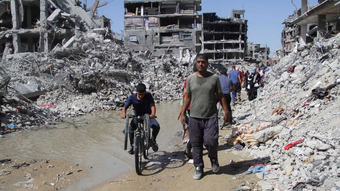 Foto: Palestinos en medio de los escombros tras los bombardeos en Gaza. (Reuters/ Mahmoud Issa)