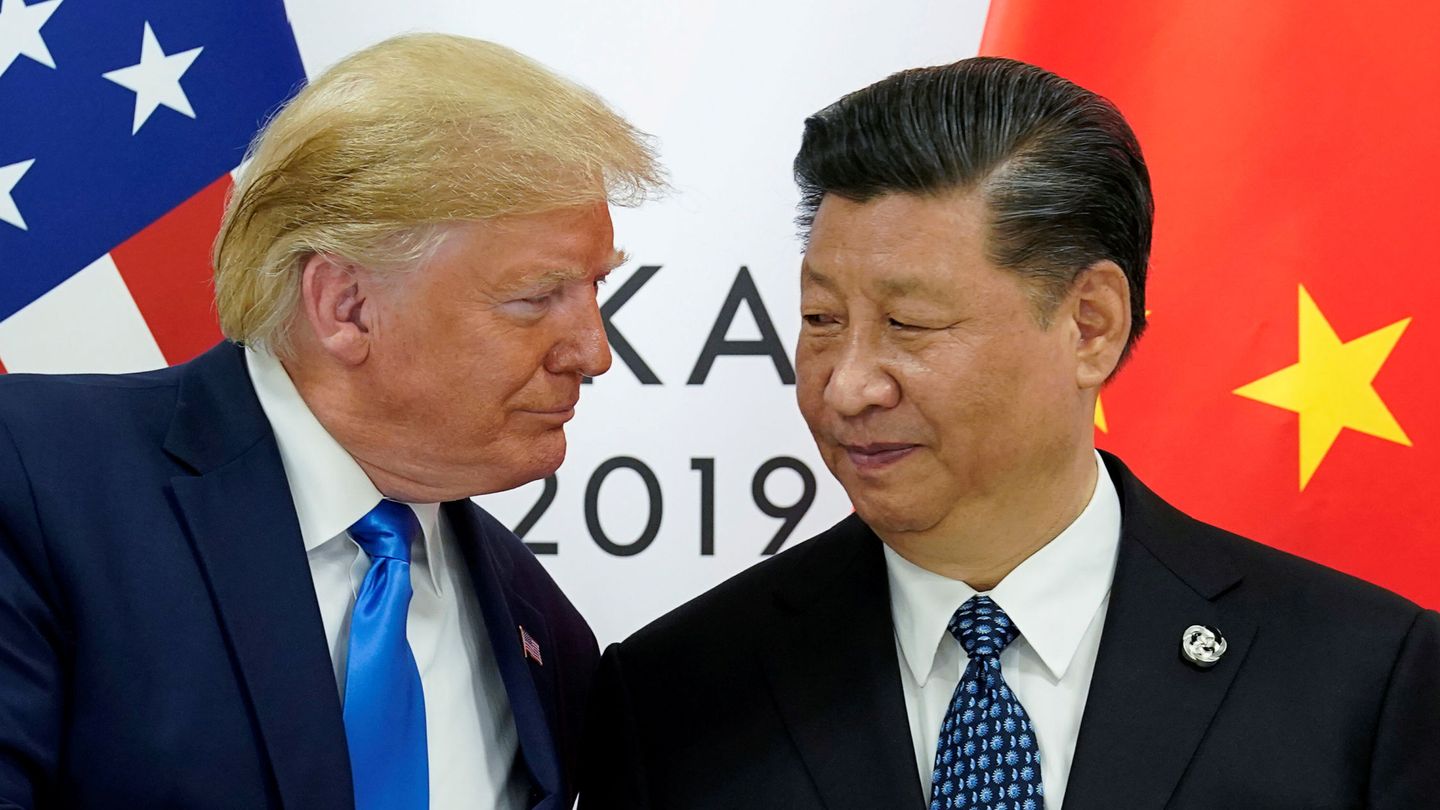 Trump (i) y Jinping (d), durante la reunión de ambos en la cumbre del G20 en Osaka, Japón. (Reuters)