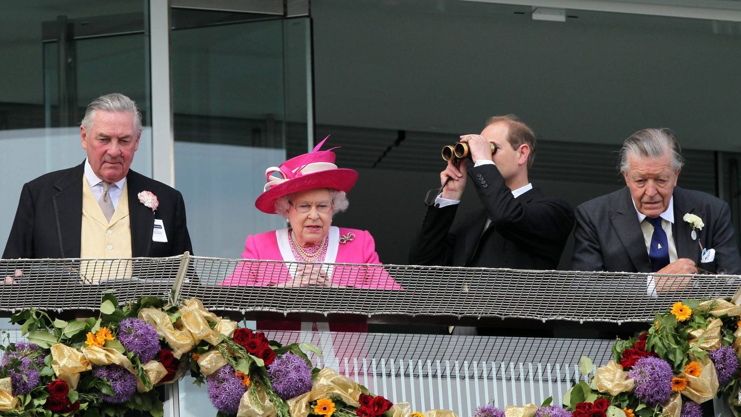 La reina, junto a Lord Vestey en una carrera de caballos. (Cordon Press)