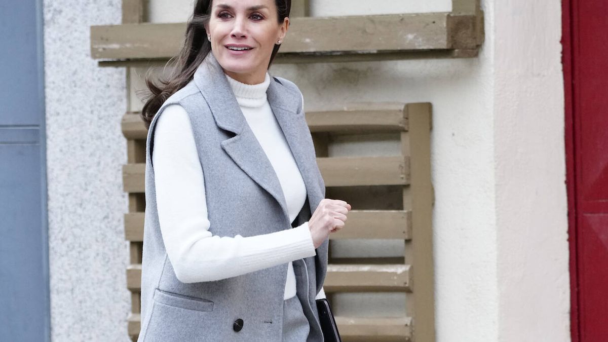 La reina Letizia vence al frío con un conjunto de chaleco gris y tobillos al aire