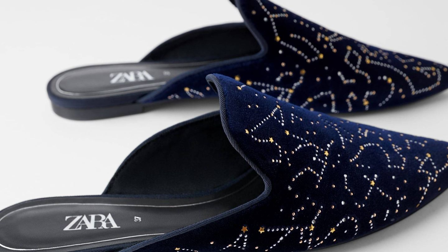 Zapatos mule con constelaciones. (Cortesía)