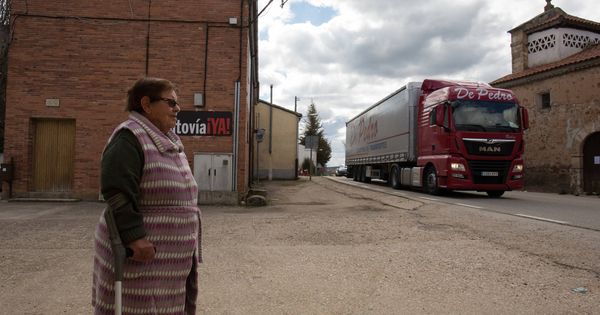 Foto: Asunción está acostumbrada a vérselas con grandes camiones al pie de su casa en Valdealvillo (Soria). (D.B.)